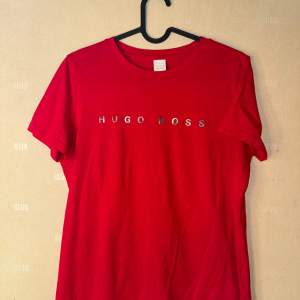 Hugo Boss T-shirt. Använd 2 gånger. I mycket bra skikt