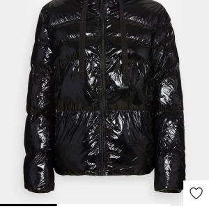 Guess jacka - En fin jacka från guess, metallgrejen man hänger den i har tyvärr gått sönder men annars är den som ny!💕Pris kan diskuteras! Nypris 2000 