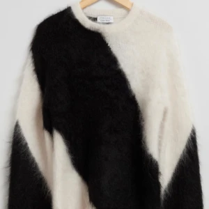 & other stories svart vit stickad tröja  - Säljer denna as coola populära tröjan från & other stories⭐️helt slutsåld i jättefint skick (köpt för 1600kr)