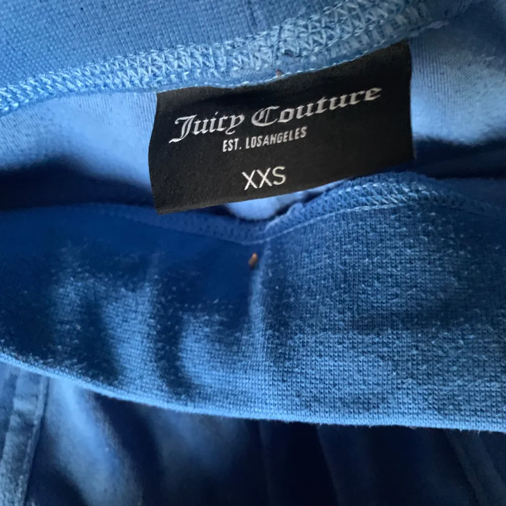 Säljer mina Juicy Couture byxor i storlek XXS efter att ha rensat min garderob. Använda ett fåtal gånger men i bra skick. Jag köpte de på NK, skriv om frågor, mått eller fler bilder🤗. Jeans & Byxor.