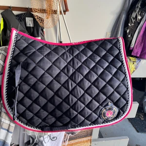 Schabrak  - Säljer mitt marinblåa schabrak från Lauria Garellie i storlek full