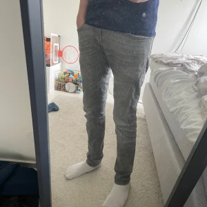 D-Yennox slimfit Diesel Jeans - 27-W 32-L Diesel jeans som är använda. Vikningar vid botten av benen (bild 5). Sköna slingor jeans som sitter bra. Passar inte längre mig och säljer därför.