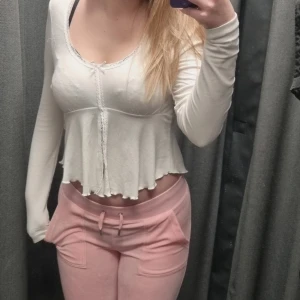 Vit fin tröja  - Långarmad fin tröja,med lite spets den är i storlek s och är väldigt bekväm passar med allt typ Skriv om du är intresserad eller om du undrar nät ❤️