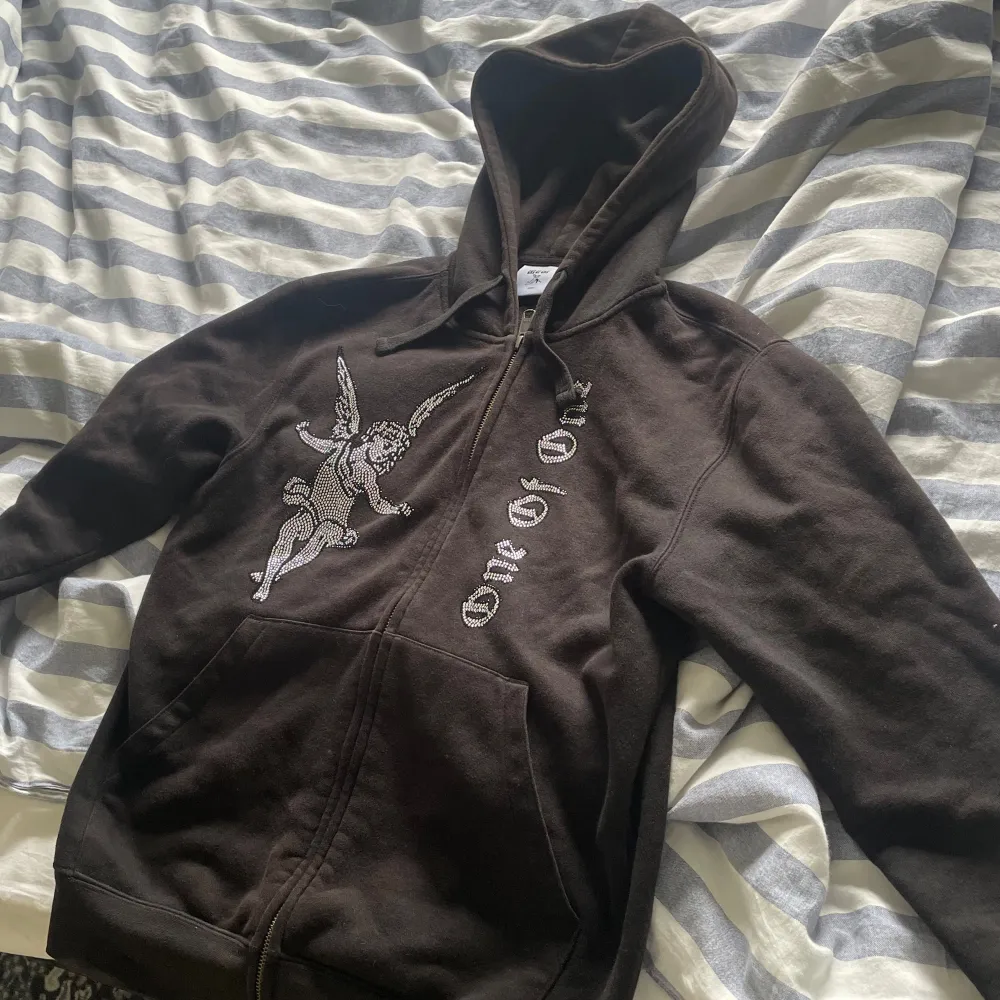 Säljer min One of One rhinestone zip hoodie i storlek Small som är köpt från deras egna hemsida på dropp för 1500:-  Skriv om ni har några funderingar📩. Hoodies.