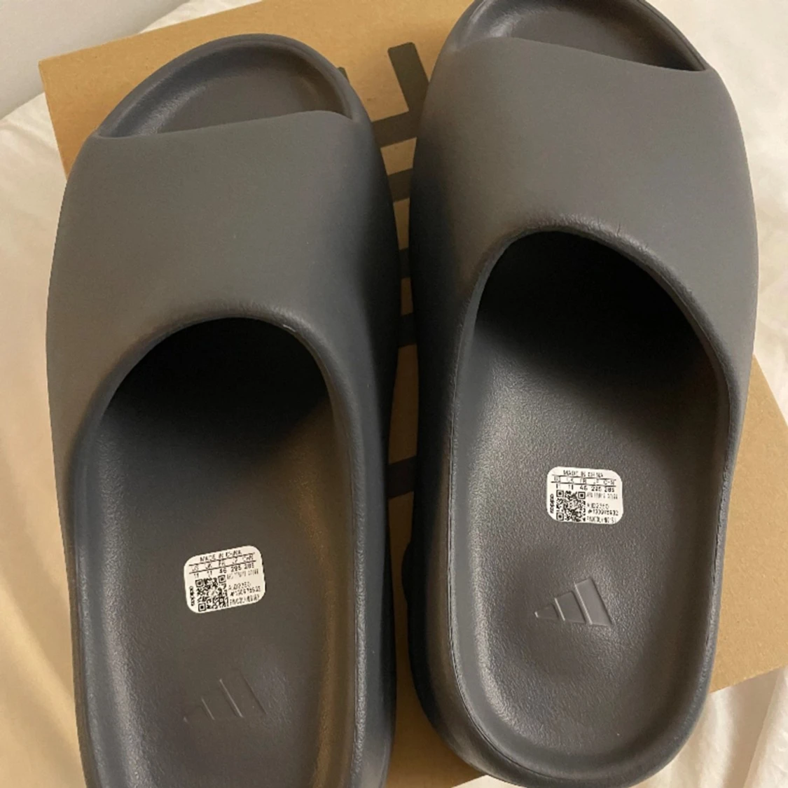 Yeezy slides - 90