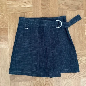 Jeans kjol y2k - Jättesnygg och trendig jeans kjol. Fästes med både knapp och kardborreband.  Skriv för frågor. Först till kvarn.