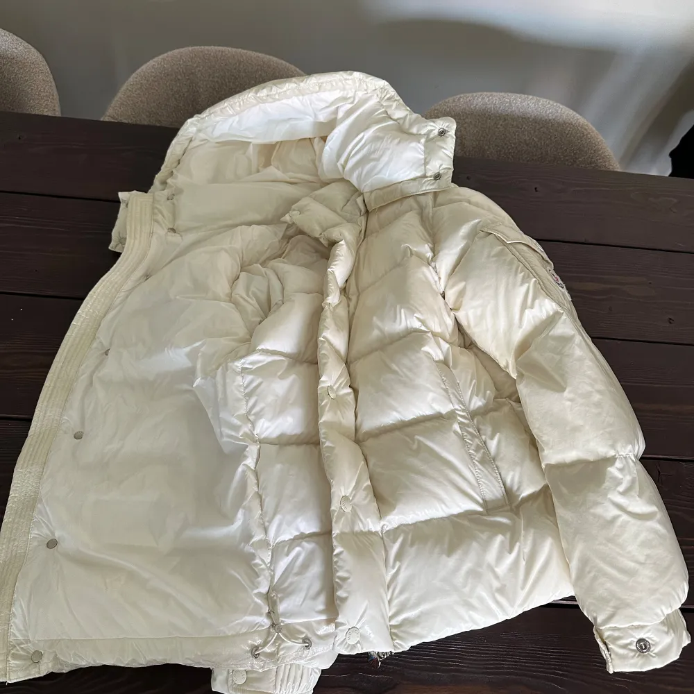 Säljer min moncler 70th anniversary Förmodligen inte äkta för har inge kvitto osv Men ser riktigt bra ut och är i nyskick Size 3 sitter som en medium Skriv vid funderingar . Jackor.