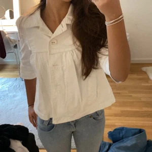 Trekvartsärmad kappa - Säljer denna SÅ snygga trekvartsärmade jackan, perfekt till sensommaren och höst! I mycket fint skick bortsett från lite slitningar i innerfodet vid armhålan, men inget som syns på utsidan. Står ingen strl men passar xs-s.❤️☺️