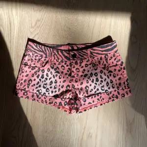 Snygga lågmidjade shorts  Midjemåttet är 37 cm rakt över 