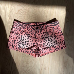 Leopard shorts  - Snygga lågmidjade shorts  Midjemåttet är 37 cm rakt över 