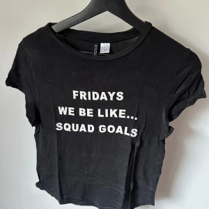 Svart t-shirt med tryck  - Svart t-shirt med tryck från H&M. Storlek S, normal i storleken men något kortare i modellen. Väldigt skönt material. Välanvänd men inte utsliten. 
