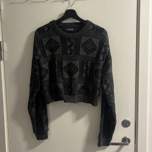 Stickad tröja - Croppad stickad ylle tröja i mycket bra skick, köpt från Beyond Retro. ✨☺️