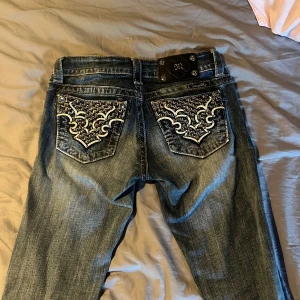 INTRESSEKOLL - kollar hur mycket jag kan få för mina superlågmidjade miss me jeans. bara att skriva om ni undrar något eller har ett prisförslag 🫶🏻tänker typ 700-900kr