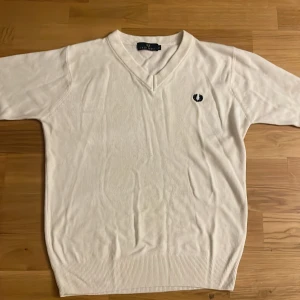 V-ring kofta - Säljer min tunna kofta från Fred Perry  Använd endast ett fåtal gånger Vit, fräsch och stilig Passar till det mesta Storlek M