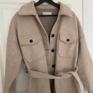 Nelly kaooa - Kappa beige från Nelly.com