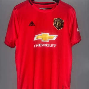 United ”Rashford” 19/20 - Säljer en United tröja med Rashford på ryggen. Tröjan är i bra skick och är i storlek L. Priset kan diskuteras!