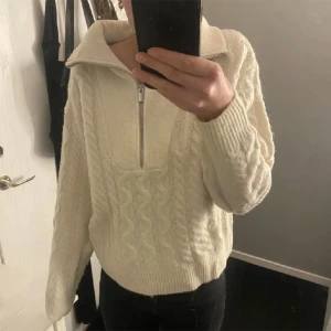 stickad halv zip tröja - säljer denna halv zip tröja från bikbok, perfekt till hösten💕 PRIS DISKUTERBART VID SNABB AFFÄR