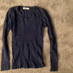 Jättefin ribbad blå långärmad - Jättefin blå långärmad köpt i Spanien, därav ganska småstorlikar så passar mig som vanligt vis är xs\s. (Ser skrynklig ut på bild men inga defekter alls i verkligheten). Passar även till typ allt💗