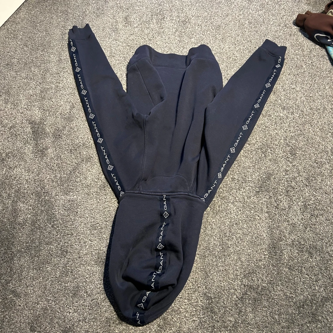 Mörkblå hoodie från GANT - 93