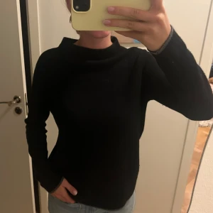 Svart stickad tröja - Så skön stickad svart tröja med världens snyggaste gråa detaljer!! Så mjuk, känns verkligen som 100% kashmir