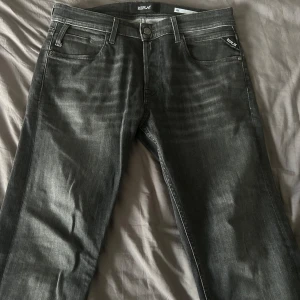 Grå jeans från Replay - Säljer ett par snygga grå jeans från Replay i modellen Joe. De har en straight fit och är i storlek 31/32 och passar till det mesta. 10/10 skick, nästan helt oanvända. Nypriset på dessa är 1399 men mitt pris är 399. hör av er vid funderingar 