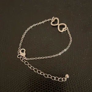 Armband med hjärtan - Aldrig använd då den är för stor för mig! Förmodligen storlek S!