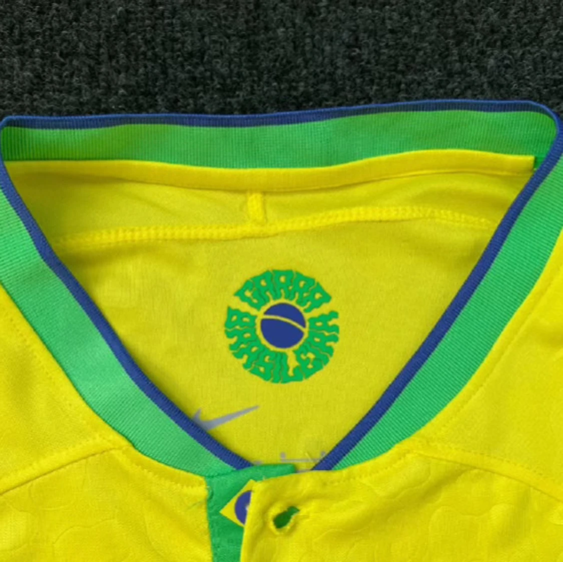 Gul Brasilien fotbollströja med nummer 20 - 92