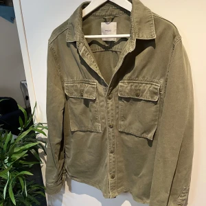 Overshirt  - Säljer denna gröna overshirt i storlek S. Overshirten är använd sparsamt och är därför i ett väldigt bra skick. Tveka inte att höra av dig vid minsta fundering! 😃