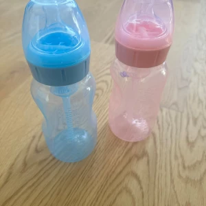 Flaskor - Flaska för barn 2 stk ingår. Helt nya oanvända.  1 stk 60kr