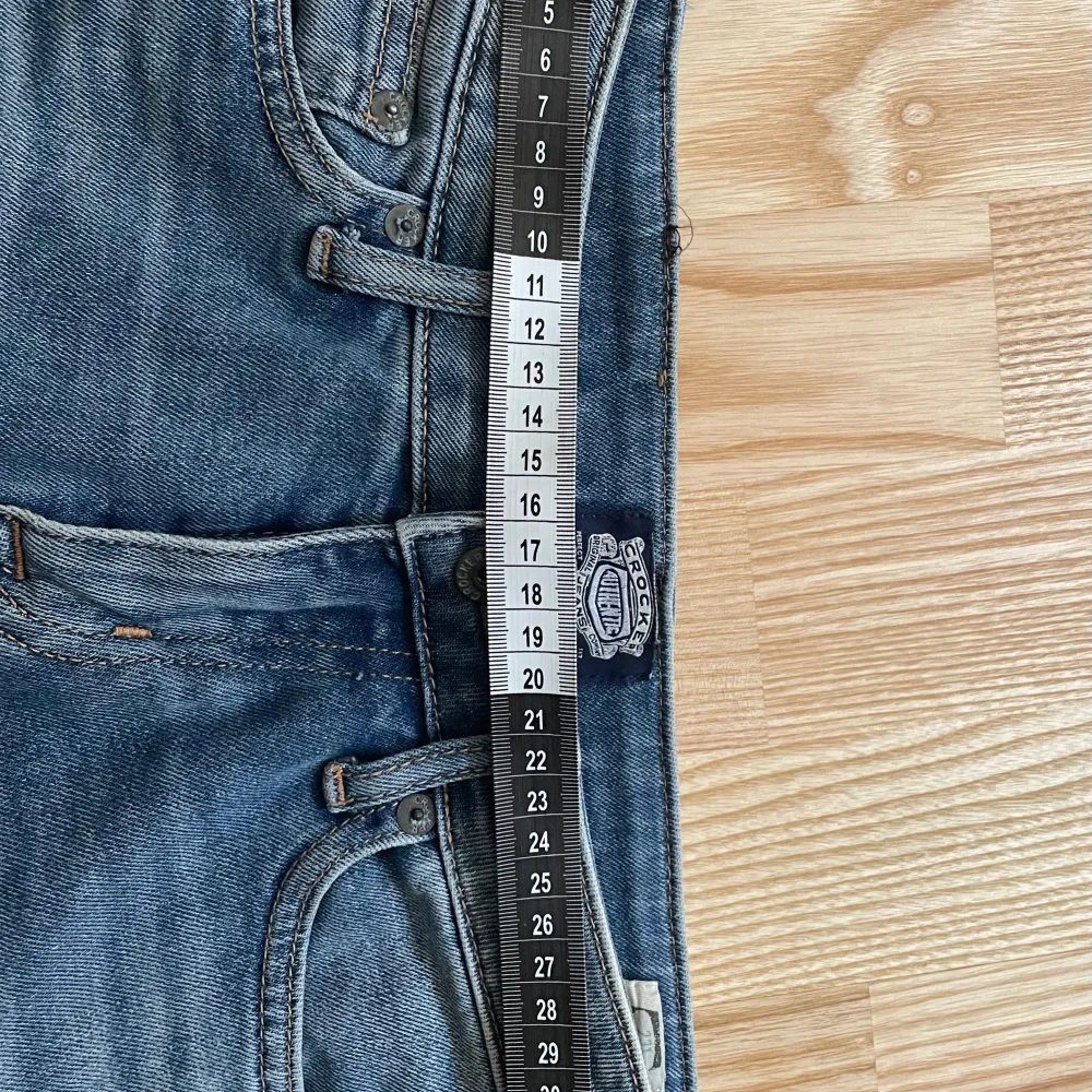 Säljer denna ursnygga jeans kjolen för att den tyvärr inte passar mej💗 den är köpt på loppis och har inga defekter. Midjemåttet rakt över är ca 35 cm🩷🩷. Kjolar.