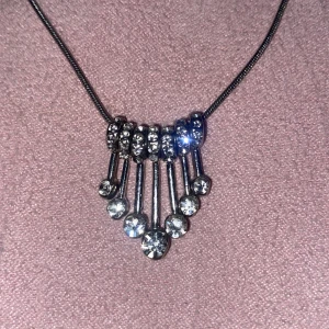 Silvrigt halsband  - Jättefint och i nyskick! 💖