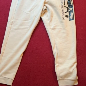 Emporio Armani byxor - Det är ea7 byxor den har inte använts alls. I helt nyskick.  Köptes för 1000kr för 1 månad sen