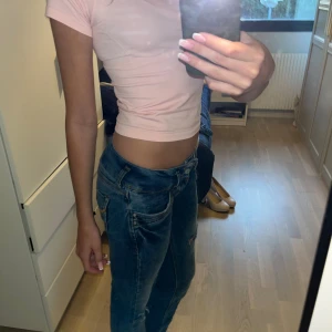 LTB jeans - Säljer mina knappt använda flared ltb jeans lågmidjade i fint skick! Köpta för 700kr men säljer för 275kr