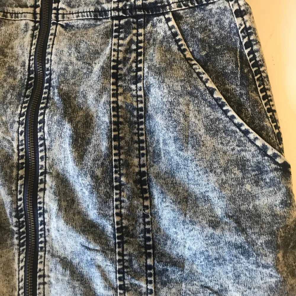 Snygg jeans klänning från H&M, kort modell utan axelband. Silikon band vid bysten. Storlek 38. Obetydligt använd. . Klänningar.