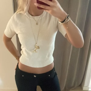 Stickad T-shirt - Stickad T-shirt från zara i storlek M men mer som en storlek S/XS