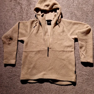 Everest fleece - Säljer denna fleece från everest som är använd 4-5 gånger. Perfekt för hösten och vintern.