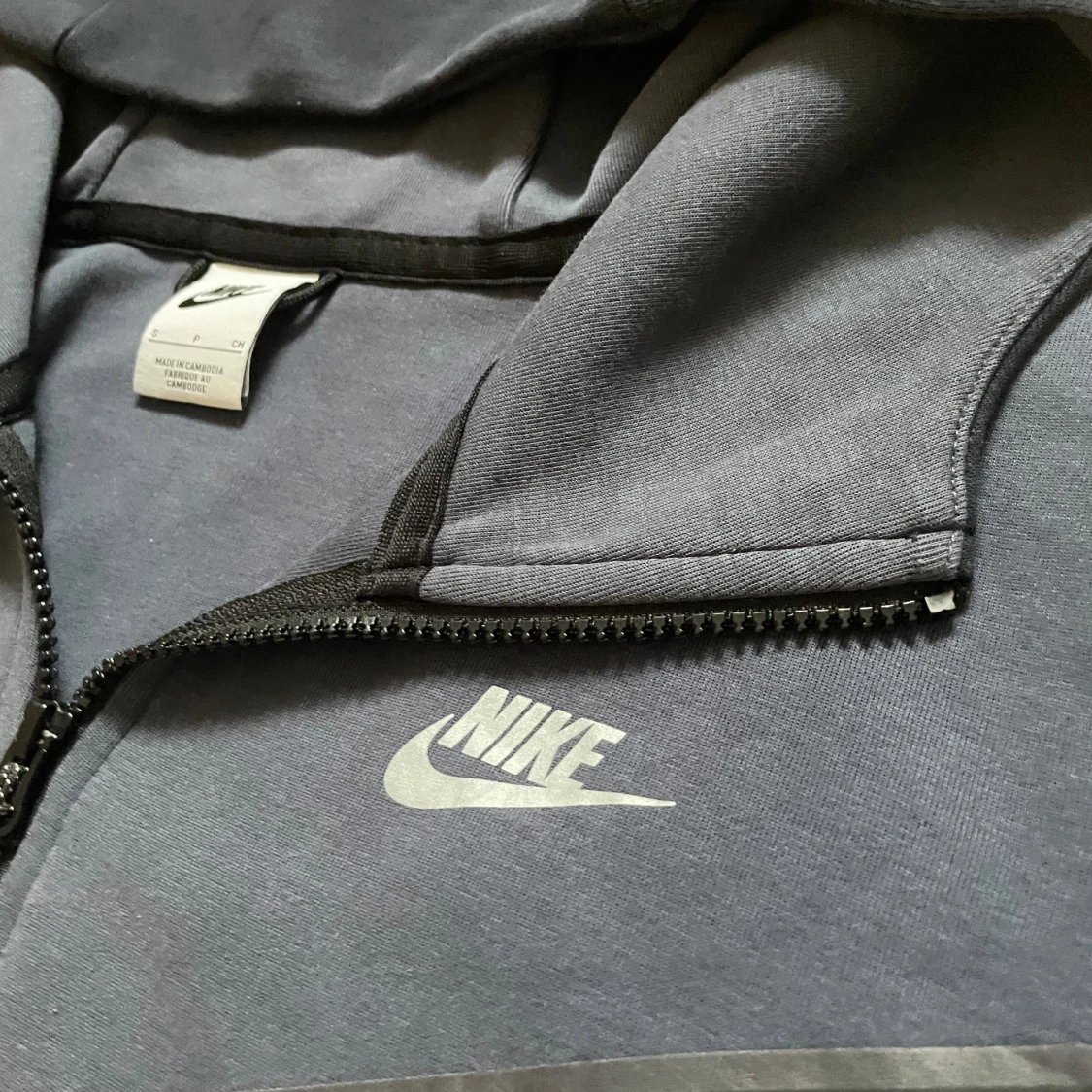 Mörkblå nike tech - 90