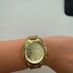 Michael Kors Klocka - Säljer en fin Michael Kors klocka. Det enda är att batteriet behöver ersättas annars fungerar den som den ska, bara inte varit använd på några år. 😁 Modellen heter Bradshaw och rekpris är ca 3000kr! Kan tänka mig att sänka priset lite.