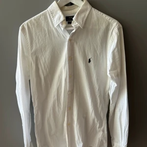 En fin Ralph Lauren skjorta - En fin vit polo skojrta, storlek S i mycket fint skick enda besvär är att armhålorna! Säljer detta fina plagg för ett exklusivt bra pris! 