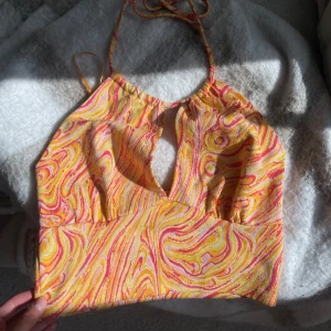 Halterneck linne, BERSHKA, S - En orange fin topp med halterneck i storlek S. Använd ett antal gånger. Köpt för ca  200-300:- säljer för 60:-.  Köparen står för frakten och det går ej att returnera 🧡