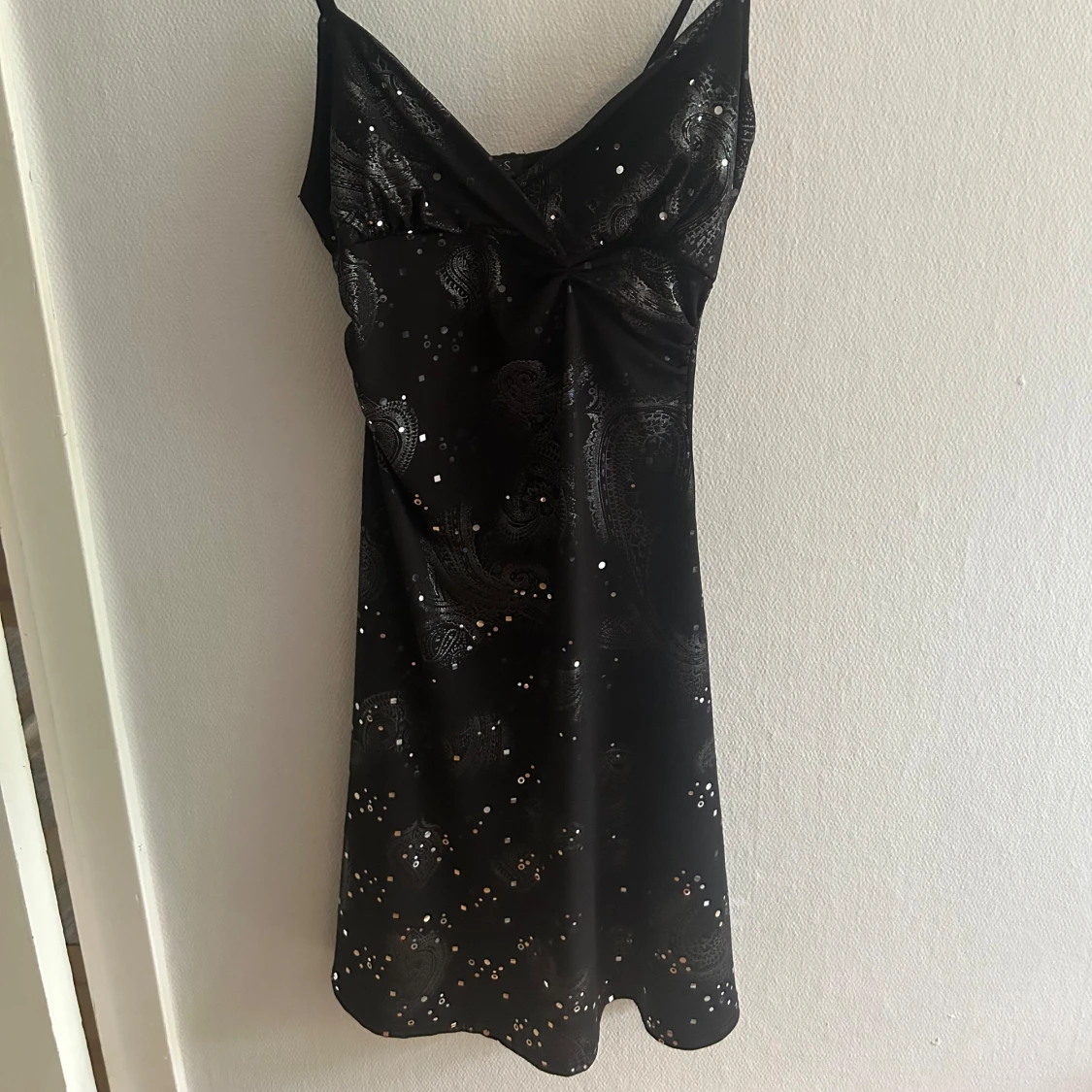 Svart glittrig klänning