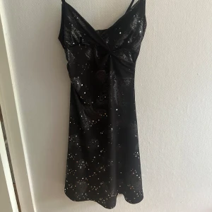 Svart glittrig klänning - Säljer en superfin svart klänning med glittriga detaljer. Perfekt för nyår eller en utekväll! ✨😋