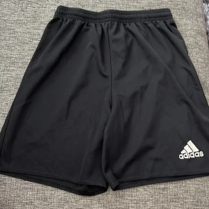 adidas tränings shorts - ganska bra skick .