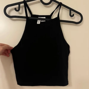 Kort svart linne - Kort svart linne, aldrig använt. Står storlek S men passar även XS