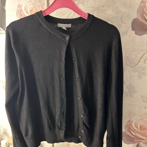 Kofta - Svart kofta från H&M, fint skick! Lite nopprig men inget man tänker på, köp nu💕liten i strl så skulle säga S/XS