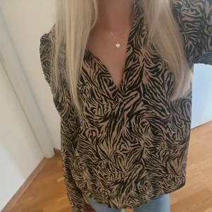 Blus - Söt blus från neo noir 