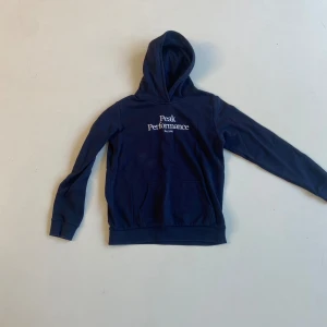 Peak performance hoodie junior - Säljer nu en peak performance junior hoodie i storlek 170 som motsvarar 14y men passar S. Är inte använd mycket alls och är i jättebra skick.