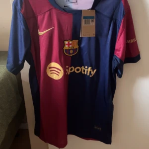 Lamine yamal 24/25 - Storlek M oanvänd tröja med kvitto på.