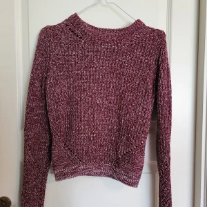 Stickad tröja - En stickad tröja som är både röd och vit. En del använd men ändå i bra skick! 