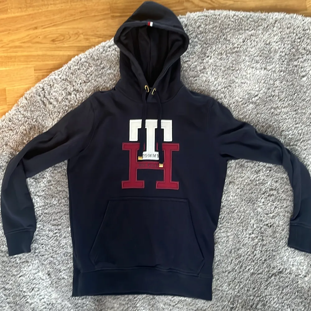 Säljer den Hilfiger hoddie i perfekt skick som ej andvänds så mycket och därför e till salu nu. Vid frågor så Äre bara att kontakta.. Hoodies.